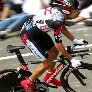 开云ios下载-男子中长距离稳步前行，中长距离跑的动作要领