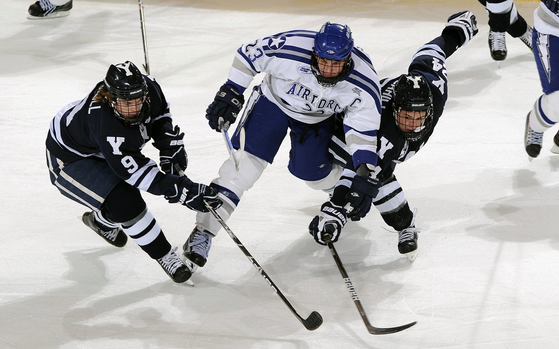 开云体育-_泉水越野跑：水润身体，净化心灵_，骑行在泉水小镇下坡有点陡