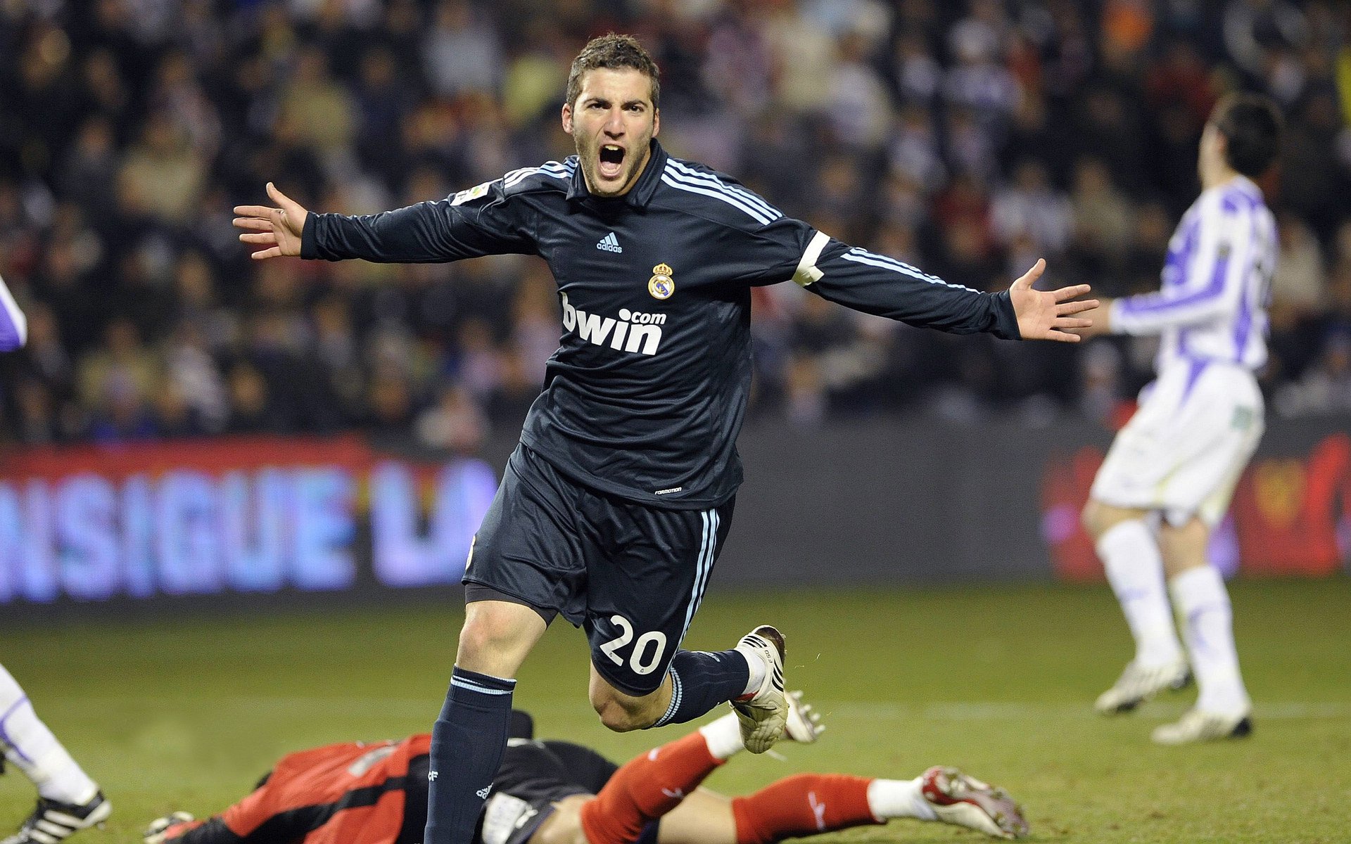 kaiyun.com-德甲冲突不断：多特神攻破门，拜仁应战，德超杯多特对拜仁